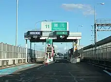 トールゲートは西側(画面左)が地平部、東側(同右)が高架部に設置。