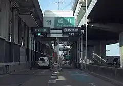 トールゲートは西側(画面左)が地平部、東側(同右)が高架部に設置。