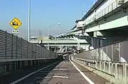 東側オフランプ。中央線が平面交差していた頃の下り勾配は8％で現在よりも急であった。