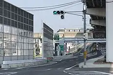 勝川エリアの交通インフラは土地区画整理事業に相乗りして整備された。このため機能的な配置となっている(画像左)。東側出入口設置当初は画像右の信号部から下り坂となって当時平面横断していた中央線をアンダークロスした。また、画像奥に通じる国道302号は当時信号より奥は存在せず、現在の姿とは全く様相を異にしていた。中央線が完全高架化されたのは2009年、信号より奥の国道302号が開通したのは2011年である。