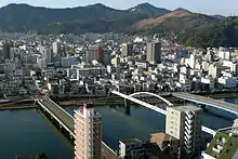 下流部。背景は北中山、筆山