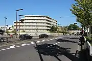 終点の四谷通3丁目交差点。高速道路ができる前はここに建物があり道はなかった。