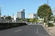 起点の中道交差点付近(国道153号との重複区間)。奥は若宮大通。