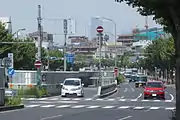 四谷出口付近。鏡ヶ池線事業化以前は向かって左から往復2車線道路、山崎川、歩行者兼自転車用通路の順に配置されていた。