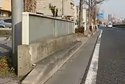 歩道付近に設置された低層用遮音壁