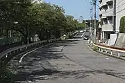 鏡ヶ池線の事業区域から外れて原初の道路が存続した旧道区域（鏡池通線：四谷通3丁目交差点付近）。元はこの程度の幅員だった。