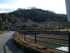 鏡山公園。手前の池の水は黒瀬川へ注ぐ。