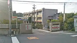 加賀田小学校正門前