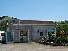 ペンキを塗る前(左)と後(右)の影野駅駅舎