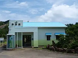 ペンキを塗る前(左)と後(右)の影野駅駅舎