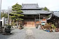 果号寺本堂。天然記念物のシブナシガヤが本堂右後方瓦越しに見える。