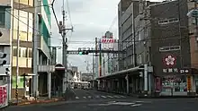 桜デパートグループのロゴマーク(画像右、2007年)関連企業の桜観光は現在も存続している。