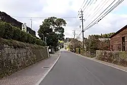 美山中心部の通り(旧・薩摩街道)沿線には薩摩焼の窯元が立ち並ぶ。