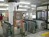 リニューアル前の神楽坂方面改札口（2005年10月24日）