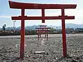 大魚神社の海中鳥居（太良町）。鳥居の中心は多良岳頂上と沖ノ島を結ぶ線である。