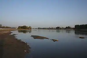 市街地付近を流れる開都河