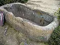 本堂前の水船(正嘉2年・1258年銘)