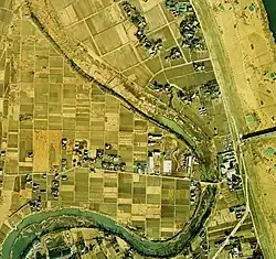 北を上にした川越市萱沼付近の航空写真(1974年)。中央で蛇行するびん沼川の西側が萱沼にあたる。びん沼川東側の集落は飯田新田。写真右端に旧・治水橋が架かる。 国土交通省 国土地理院 地図・空中写真閲覧サービスの空中写真を基に作成