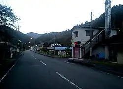 皆谷バス停付近