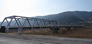 北東側の左岸上流側から望む海津橋（2014年2月）