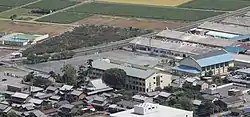 養老山地の石津御嶽から望む海津市立石津小学校の全景(2018年9月3日撮影)