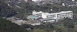 養老山地から望む海津市立南濃中学校(2018年10月29日撮影)
