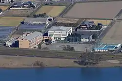 養老山地から望む揖斐川左岸にある海津市立西江小学校(2018年11月15日撮影)