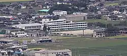 養老山地の石津御嶽から望む海津市立日新中学校(2018年9月3日撮影)
