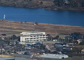 養老山地の多度山から望む海津市立大江小学校と長良川(2014年12月5日撮影)