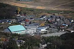 養老山地から望む海津市立下多度小学校(2014年12月3日撮影)