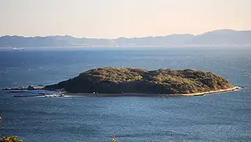 北側から望む梶島（2014年11月15日撮影）