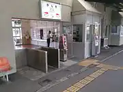 ホームから見た改札口