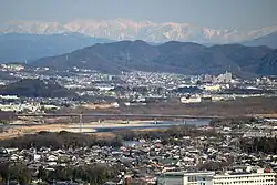 ツインアーチ138から望む木曽川に架かる各務原大橋(2017年(平成29年)1月18日撮影)