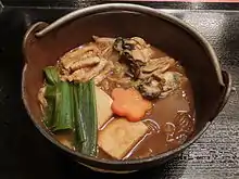 牡蠣の土手鍋。土手の由来は、鍋の内側に味噌を土手のように塗りつけた説、江戸中期に矢野の土手長吉がかき船を始めた際に考えた説、かき船に入りきれなかった客が土手で食べた説、など様々ある。農山漁村の郷土料理百選。