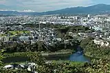 南から見た柿田川手前は狩野川本流