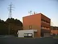 ダム管理事務所意匠を凝らした逆台形の建物。