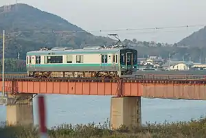 厄神駅と市場駅間の加古川橋梁を渡る列車。