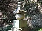 多宝寺跡やぐら群の中心にある326cmの五輪塔(鎌倉市)