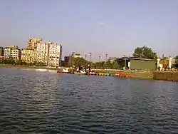 カリヤーンの湖と町