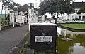 戦争記念碑と睡蓮池