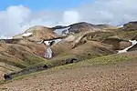 カルカクロフフィヨルの眺望。植生はまばらで流紋岩が広がる雪景色