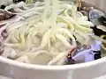 ヘムㇽ(海鮮)カㇽグㇰス(해물칼국수)。具に魚介類を使用したもの。