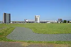 釜蓋遺跡（後方に上越妙高駅）