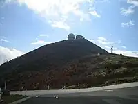 釜臥山展望台前駐車場より見る山頂