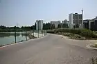 濁池と南岸にある堤防道。画像は西側からみた東方向の様子である。（2012年（平成24年）5月）