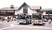 鎌倉駅で待機する京浜急行バス車両。右は鎌倉市制50周年記念塗装車(既に廃車)