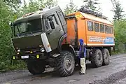 キャビンを折りたたんだ車両