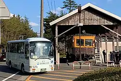 五泉市ふれあいバスの車両日野・リエッセ蒲原鉄道が運行を受託し車両を保有する。