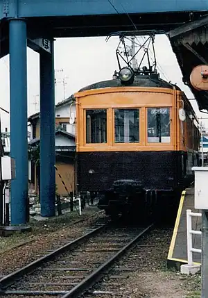 五泉駅に停車するモハ61形電車(1998年3月)