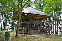 後円部の観音堂（会津三十三観音参りの三十二番札所）